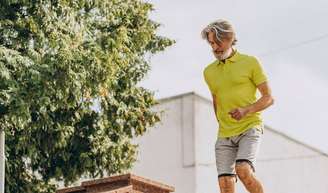 Os treinadores são unânimes: 'A partir dos 55 anos, é preciso caminhar todos os dias pelo menos 20 minutos, dar preferência às escadas, fazer alongamentos leves e exercitar o equilíbrio'.