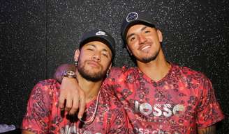Neymar e Gabriel Medina com amizade abalada: saiba quem é apontada como pivô pelo racha entre os ídolos do esporte.