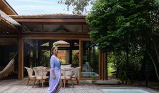 365m², 5 suítes, madeira nobre e armários de quarto sem portas e gavetas: atriz da novela 'Avenida Brasil', Heloísa Périssé tem casa de praia estilo playground na BA.