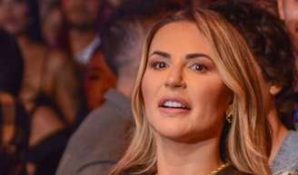 Presa, Deolane Bezerra surpreende polícia em audiência após pedido em carta aberta; famosa é acusada de elo com facção criminosa.