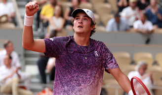 Com look de quase R$ 3 mil, tenista brasileiro João Fonseca ultrapassa Nadal e ganha de Djokovic, atual número 4 do ranking mundial, em Roland Garros; confira raio-x do estilo tenniscore.