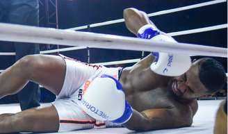 Davi Brito foi nocauteado por Kleber Bambam no sexto round.