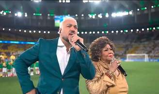 Belo e Alcione cantaram o Hino do Brasil antes do jogo da Seleção Brasileira no Maracanã.