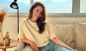 Fantasma tem casa? Chão de taco, paredes claras e janelas antirruído: Nathalia Dill, a Francesca de 'Quem Ama Cuida', mora em apartamento minimalista clean.