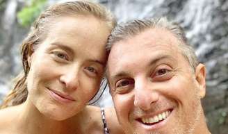Angélica, aos 51 anos, choca a web ao surgir em foto com Luciano Huck tirada há 22 anos: 'Envelheceu 2 minutos só'.
