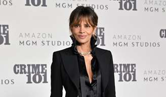 Doença sem cura fez Halle Berry, hoje aos 59 anos, adotar dieta cetogênica; atriz toma uma taça de vinho por dia. 'Me ajudou a ficar em forma'.