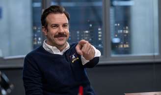 Ted Lasso é personagem de série de mesmo nome, conhecido por ser extremamente otimista e ajudar os outros a enxergarem seus pontos positivos.