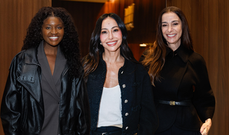 Tudo preto, mas nada básico! Com tweed e jaqueta de couro, Sabrina Sato, Kenya Sade e Mônica Martelli prestigiam peça de Taís Araújo com looks all black para o Inverno 2026.