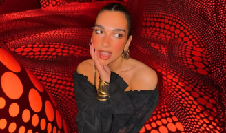 Arezzo se inspira em Yayoi Kusama para criar scarpins, estilo Chanel, tão confortáveis que seus pés vão agradecer.
