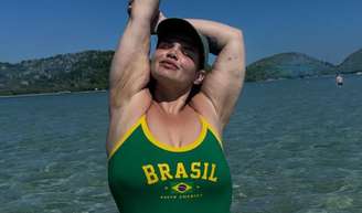 Thais Carla antes e depois: 100 kg mais magra, influenciadora exibe transformação no corpo só de maiô e web reage: 'Fico impressionada'.