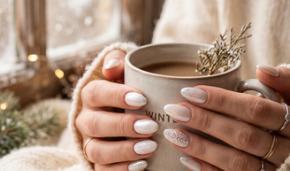 A nova manicure que está fazendo sucesso para deixar as mãos mais elegantes se baseia em um truque simples na hora de passar o esmalte.