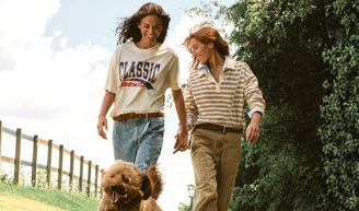 Nem mostarda, nem caramelo: os novos New Balance na cor 'curau de milho' são os tênis elegantes e confortáveis perfeitos para usar com calça jeans larga.