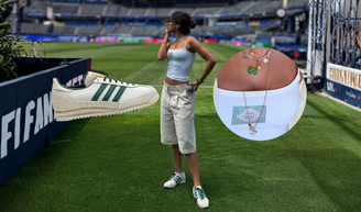 Look de Copa! De regata branca com Brasil em strass, jorts off-white e Adidas no pé, Anitta comandará abertura; saiba o preço do tênis que não é Gazelle nem Samba.