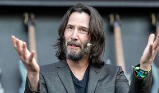 Keanu Reeves, famoso ator de Hollywood, sobre o sucesso: 'Dinheiro não significa nada para mim. Ganhei muito dinheiro, mas quero aproveitar a vida e não me estressar aumentando minha conta bancária'.