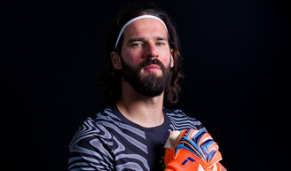 ‘O futebol traz muitas coisas erradas’: Alisson, goleiro da Seleção Brasileira, mergulhou na religião após se considerar ‘corrompido’ pelo meio esportivo.