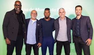 Junior, ídolo do Flamengo, em foto entre Grafite, Zé Roberto, Ricardinho e Hernanes, todos como ele, ex-jogadores; hoje comentarista da Globo, famoso vai receber indenização de companhias aéreas.