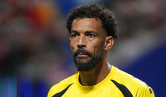 'Nunca vivi com meus pais': destaque absoluto em empate histórico de Cabo Verde com Espanha na Copa 2026, goleiro Vozinha, de 40 anos, superou tragédia familiar que lhe rendeu o apelido.