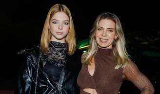 Sheila Mello, eterna loira do É o Tchan, é alvo de comentário polêmico da filha em show: 'Ninguém te conhece'.