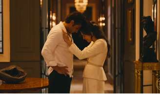 Pedro e Adriana se rendem a um beijo apaixonado na semana de 15 a 20 de junho da novela 'Quem ama cuida'.