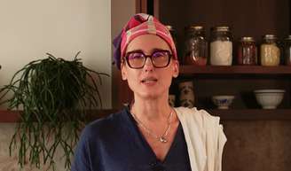Paola Carosella me ensinou uma deliciosa receita sopa de cebola para aquecer os dias frios; o truque de chef é colocar limão e cachaça.
