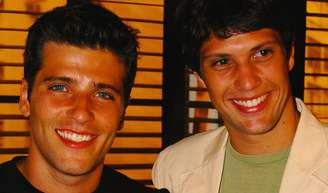 Bruno Gagliasso e Gustavo Leão nos bastidores da novela 'Paraíso Tropical', em 2007.