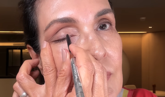 Xabier Rodrigues, maquiador: 'Para deixar os olhos parecerem maiores, aplique sombra ou lápis na linha dos cílios inferiores sem maquiar a linha d’água; isso fará com que os olhos pareçam mais abertos'.