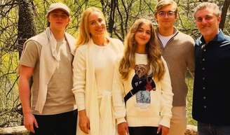 Os apresentadores Angérlica e Luciano têm filhos com comportamentos distintos, eles são pais de Joaquim, de 21 anos, Benício, de 18, e Eva, de 13.