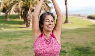 4 hábitos estranhos de mulheres 50+ que não se sentem cansadas - e você provavelmente não faz, segundo nutricionista especialista em metabolismo feminino.