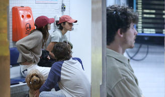 Viagem de casal: Bruna Marquezine embarca com Shawn Mendes, Sasha e João Lucas no Rio; atriz e melhor amiga combinam acessório em fotos.