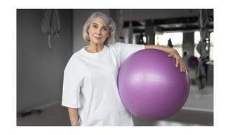 Oito exercícios de Pilates com bola que proporcionam flexibilidade e mobilidade e são indicados para pessoas com mais de 70 anos.