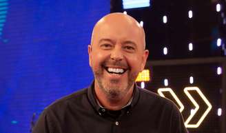 Alex Escobar atualiza estado de saúde após mal-estar ao vivo na TV Globo: 'Aquela boca mole assusta, mas estou bem'.