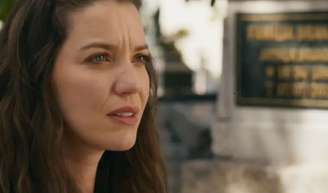 Francesca vai se espantar quando Otoniel colocar flores em seu túmulo na novela 'Quem ama cuida'.