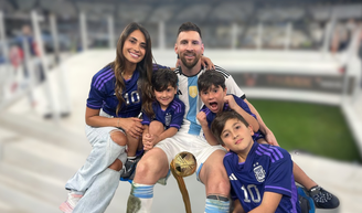 'Nós já temos tudo o que precisamos porque temos você': Messi faz aniversário de 39 anos e a esposa, Antonela Rocuzzo, abre álbum de fotos íntimas e revela lado coruja do jogador como pai.