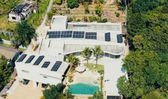 Mansão do cantor Tato, do Falamansa, fica em terreno com 1,9 mil metros quadrados - casa em si soma 975 metros quadrados, e a parte externa, onde está a 'praia', 400 metros quadrados.