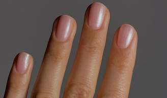 A manicure simples e sofisticada com unhas peroladas 2026 escolhida pelas convidadas e noivas em casamentos.