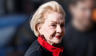 Carolina Herrera confirma que a moda (e a elegância) não tem idade e adere a uma das tendências mais ousadas de 2026.