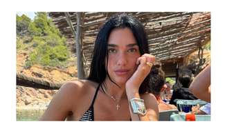 O refúgio espanhol de Dua Lipa (30 anos) é uma pequena vila nas Ilhas Baleares: 'As pessoas aqui na Espanha têm muita luz'.