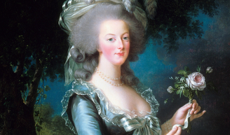 Larroudé se inspira em Maria Antonieta para criar a sandália coquette mais romântica que rouba a cena e substitui qualquer salto básico para quem quer ganhar altura.