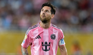 Sinto muito, New Balance, mas os novos tênis da Nike cor 'Pantera Cor-de-Rosa' farão você 'farmar aura' com a Geração Alfa por lembrarem as chuteiras dos jogadores da Copa.