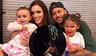 Bruna Biancardi embarcou no jatinho de Neymar com as filhas.