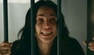 Adriana apanha de Zei na prisão.