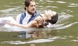Felipe fica desesperado com afogamento de Lívia na semana de 29 de junho a 4 de julho da novela 'Além do Tempo'.