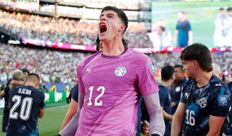 Antes de acabar com o penta da Alemanha e manter a hegemonia mundial do Brasil na Copa, goleiro do Paraguai vendeu as próprias chuteiras para sustentar a família.
