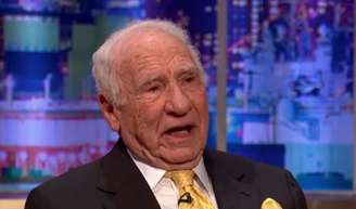 Mel Brooks, 100 anos e ícone do cinema, deixou de pensar na morte há 4 décadas: 'Se o fizesse, estaria pensando nela o tempo todo'.