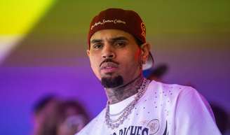 Chris Brown na Justiça: ex-empregada atacada por cachorro de 90 kg do cantor pede R$ 465 milhões em indenização, mas receberá quantia 85,5% menor.