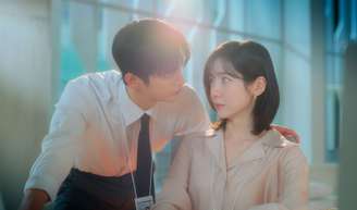 O novo k-drama que todo mundo está assistindo: uma série de comédia romântica levinha que mistura humor e conflitos no ambiente de trabalho.