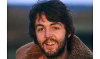A reflexão de Paul McCartney sobre a atitude: 'A tristeza não é tristeza, é felicidade vestindo um casaco preto'.