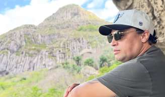 Filho de ex-Cavaleiros do Forró Neto Araújo se envolveu em acidente de carro, um dia após morte do pai e na estrada para o velório; saiba estado de saúde.