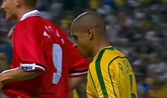 Brasil x Noruega na Copa: há 28 anos, jogo teve triste coincidência com morte precoce de cantor; famoso lutou por 2 meses contra doença rara e agressiva - na foto, Roberto Carlos deixa o campo após derrota de 2x1.
