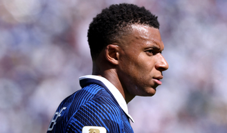 Poucos sabem, mas antes da Copa de 2026, Mbappé foi alvo de racismo e transfobia após suposto romance com modelo trans que posou na Playboy; hoje, vive affair com atriz de 'Elite'.